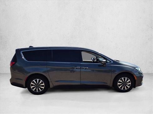 Used 2022 Chrysler Pacifica Touring-L w/ Uconnect Theater Family Group FWD image 4