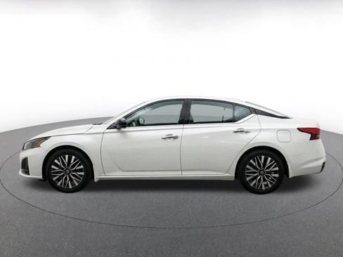 Used 2025 Nissan Altima 2.5 SV FWD image 4
