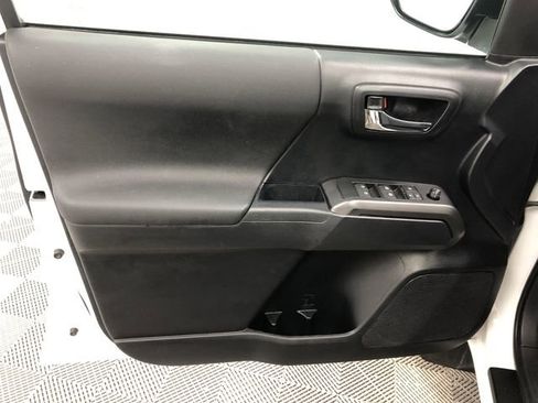 Used 2019 Toyota Tacoma TRD Sport image 12