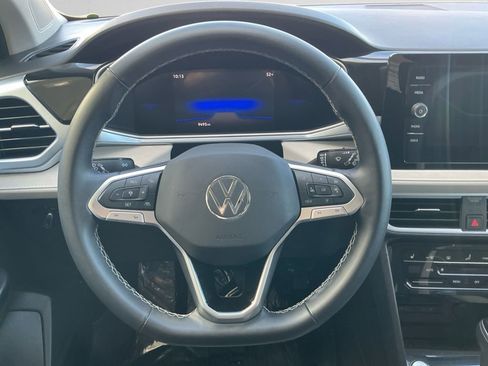 Certified 2025 Volkswagen Taos SE w/ Panoramic Sunroof Package image 12