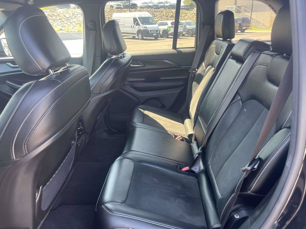 Used 2025 Jeep Grand Cherokee Altitude AWD/4WD image 11