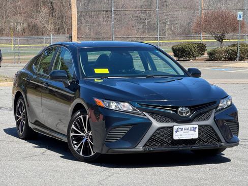Used 2018 Toyota Camry SE FWD image 1