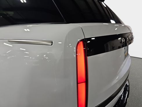 Certified 2025 Land Rover Range Rover SE AWD/4WD image 37