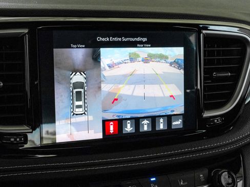 Used 2021 Chrysler Pacifica Touring-L w/ Uconnect Theater Family Group FWD image 23