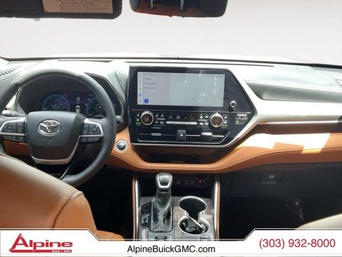 Used 2025 Toyota Highlander Platinum AWD/4WD image 10