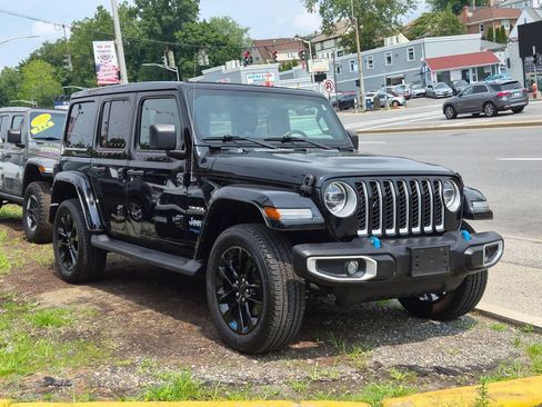 Used 2022 Jeep Wrangler Unlimited Sahara w/ Cold Weather Group AWD/4WD image 4