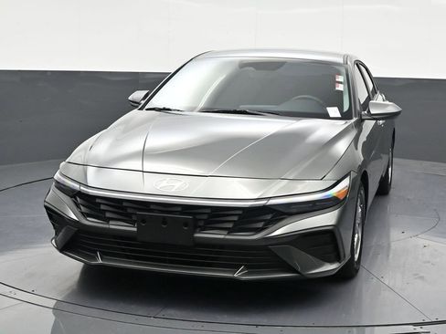Used 2025 Hyundai Elantra SE image 9