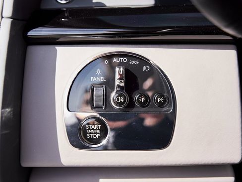 Used 2025 Rolls-Royce Phantom Sedan RWD image 65