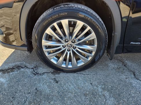 Used 2023 Toyota Highlander Platinum image 10