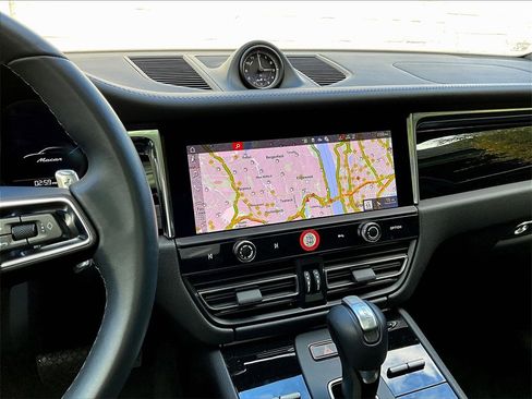 Used 2025 Porsche Macan image 10