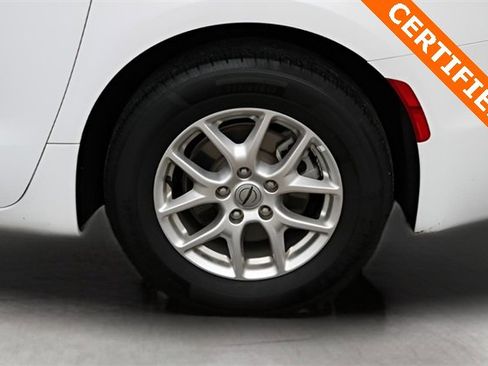 Used 2025 Chrysler Pacifica Select image 9