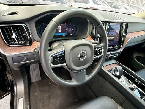 Used 2023 Volvo XC60 B5 Plus image 12