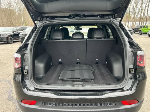Used 2025 Jeep Compass Limited image 33