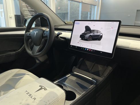 Used 2023 Tesla Model Y Performance AWD/4WD image 31