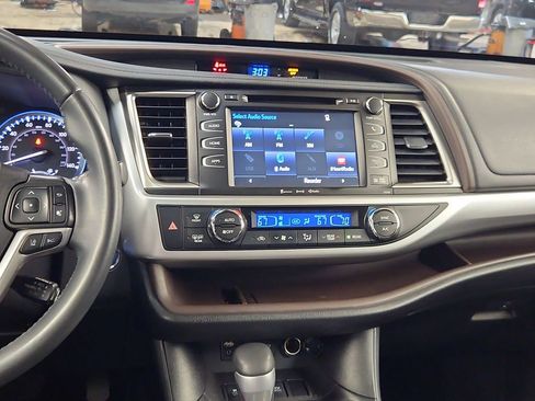 Certified 2019 Toyota Highlander XLE AWD/4WD image 18