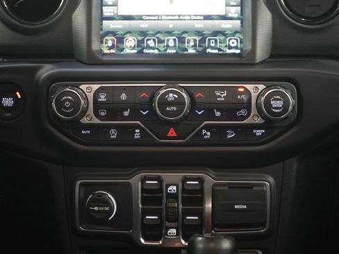 Used 2021 Jeep Wrangler Unlimited Sahara AWD/4WD image 16