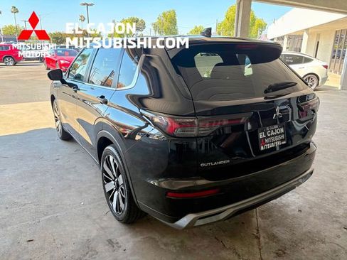 Used 2025 Mitsubishi Outlander SE FWD image 5