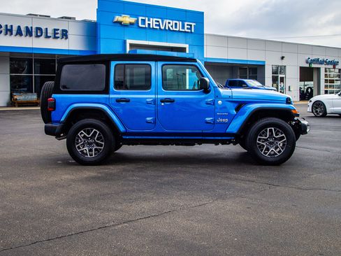 Used 2024 Jeep Wrangler Sahara w/ Technology Group image 8