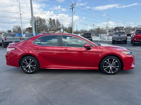 Used 2020 Toyota Camry SE image 2