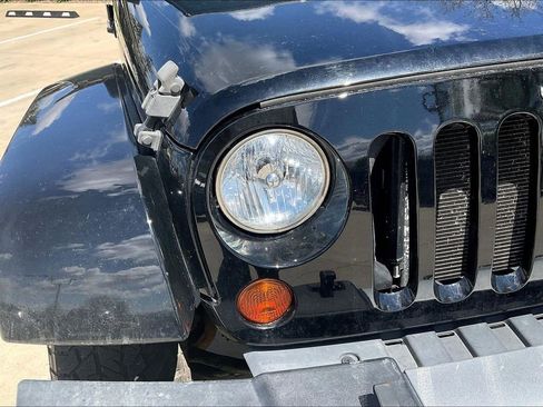 Used 2011 Jeep Wrangler Unlimited Sahara AWD/4WD image 28
