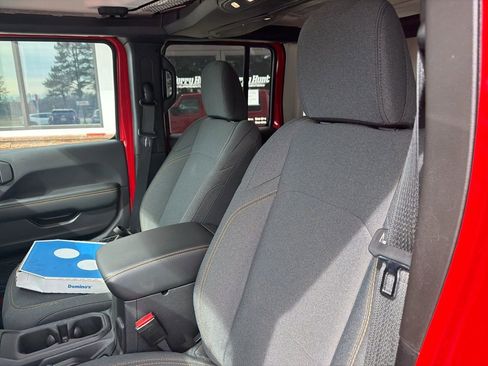 Used 2025 Jeep Wrangler Unlimited Sahara image 2