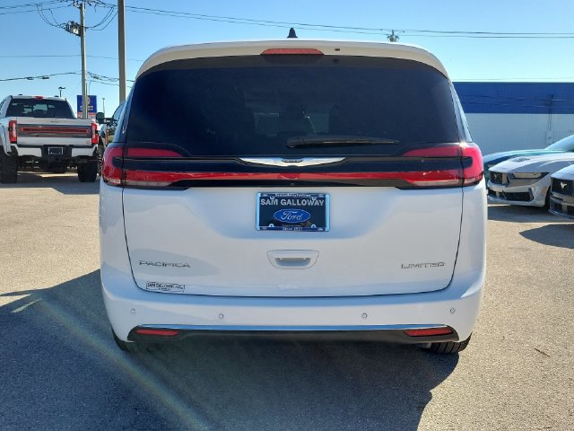 Used 2024 Chrysler Pacifica Limited w/ Uconnect Theater Family Group FWD image 5