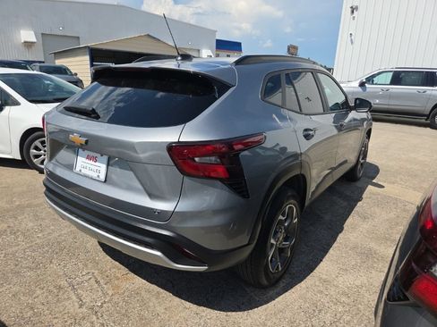 Used 2025 Chevrolet Trax LT w/ LT Convenience Package FWD image 9