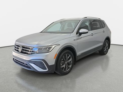 Certified 2022 Volkswagen Tiguan SE w/ Panoramic Sunroof Package image 7