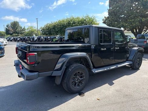Used 2020 Jeep Gladiator Overland AWD/4WD image 3