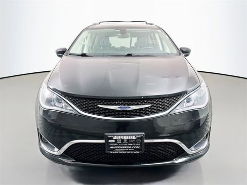 Used 2018 Chrysler Pacifica Touring-L w/ Premium Audio Group image 2