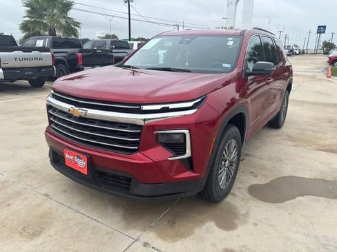 Used 2024 Chevrolet Traverse LT FWD image 3