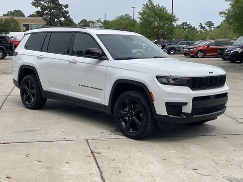 Used 2025 Jeep Grand Cherokee L Altitude AWD/4WD image 2