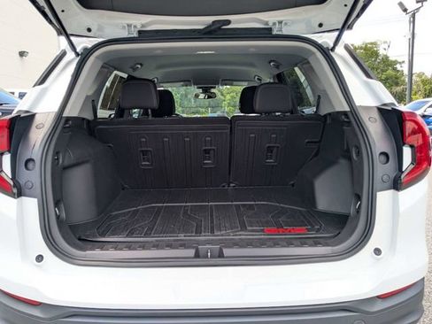 Used 2022 GMC Terrain SLE w/ Driver Convenience Package FWD image 11