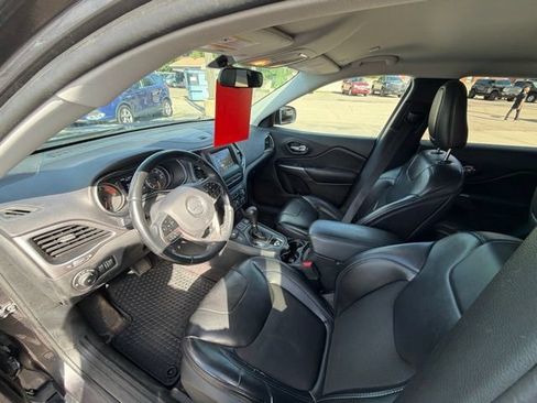 Used 2019 Jeep Cherokee Latitude Plus w/ Cold Weather Group AWD/4WD image 19