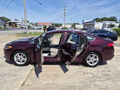 Used 2018 Ford Fusion SE w/ Fusion SE Technology Package FWD image 16