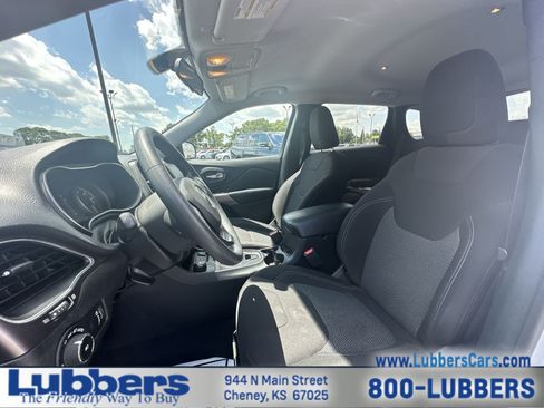 Used 2019 Jeep Cherokee Latitude w/ Popular Appearance Group AWD/4WD image 10