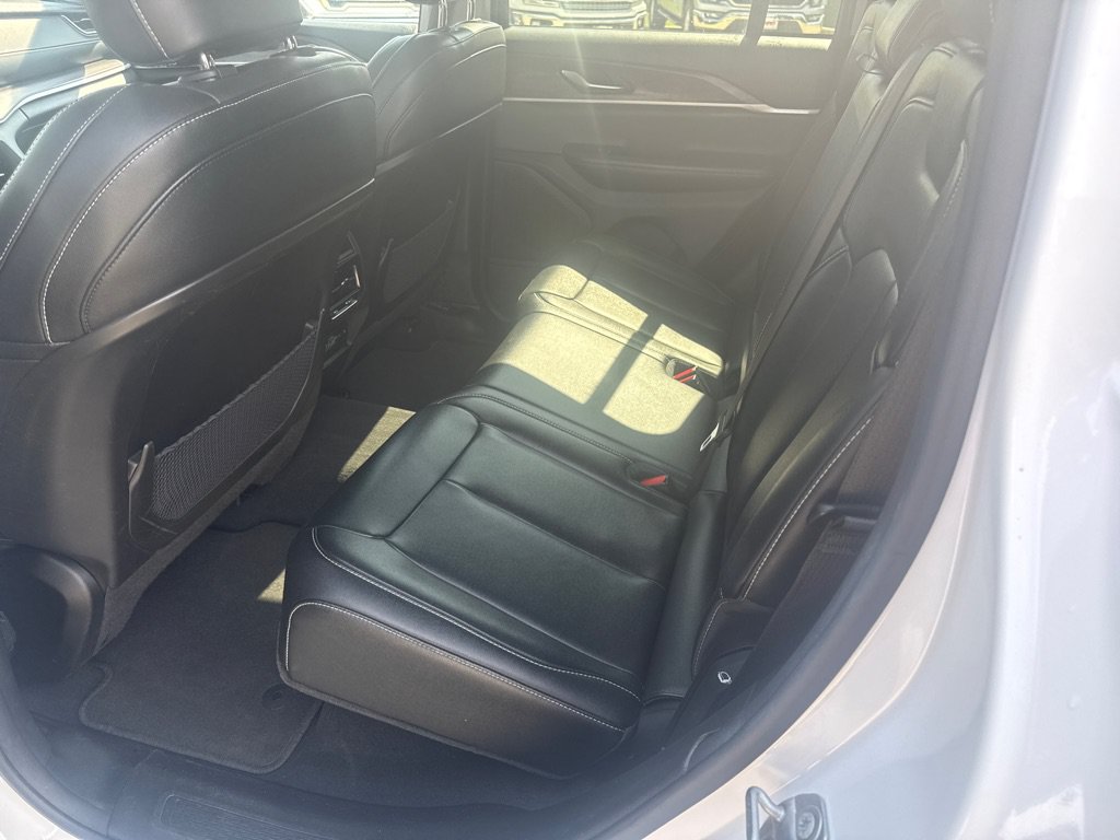 Used 2023 Jeep Grand Cherokee Limited AWD/4WD image 19