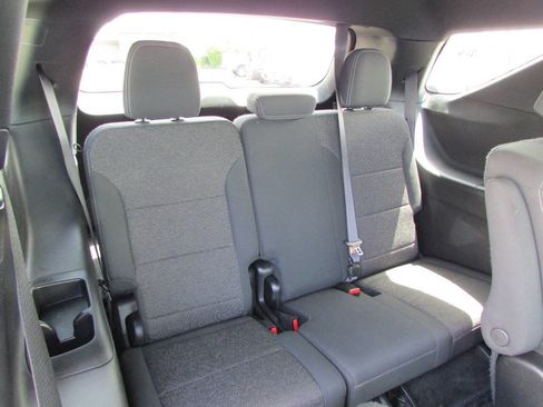 Used 2025 Chevrolet Traverse LT FWD image 28