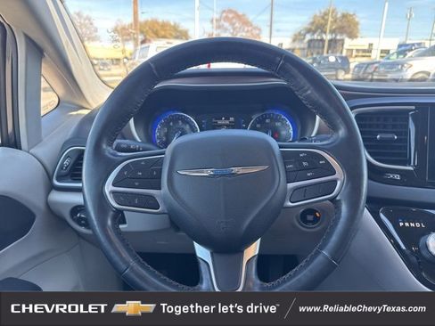 Used 2019 Chrysler Pacifica Touring-L image 20