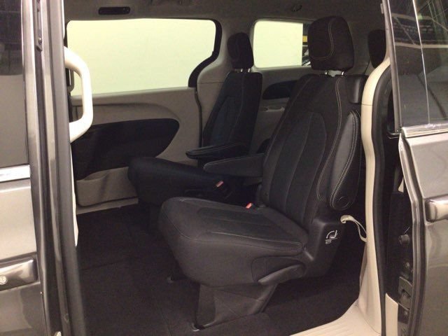 Used 2022 Chrysler Voyager LX FWD image 14