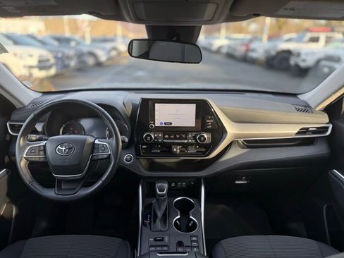 Used 2024 Toyota Highlander LE image 25