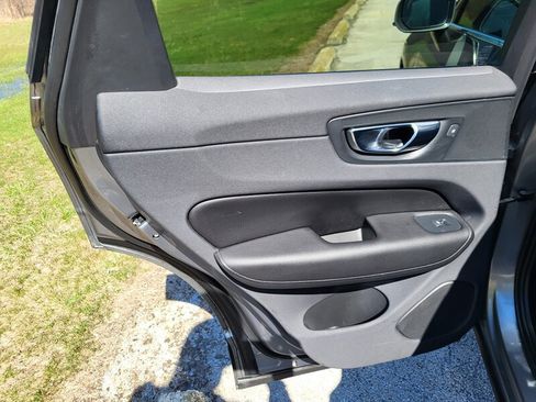 Used 2018 Volvo XC60 T6 Momentum w/ Advanced Package image 27