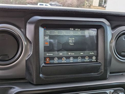 Used 2023 Jeep Gladiator Sport image 18