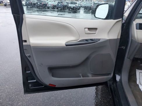 Used 2011 Toyota Sienna LE image 21