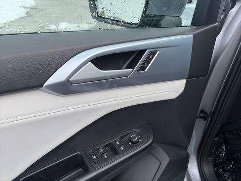 New 2026 Volkswagen Taos SE image 9