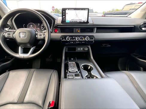 Used 2025 Honda Pilot Touring image 14