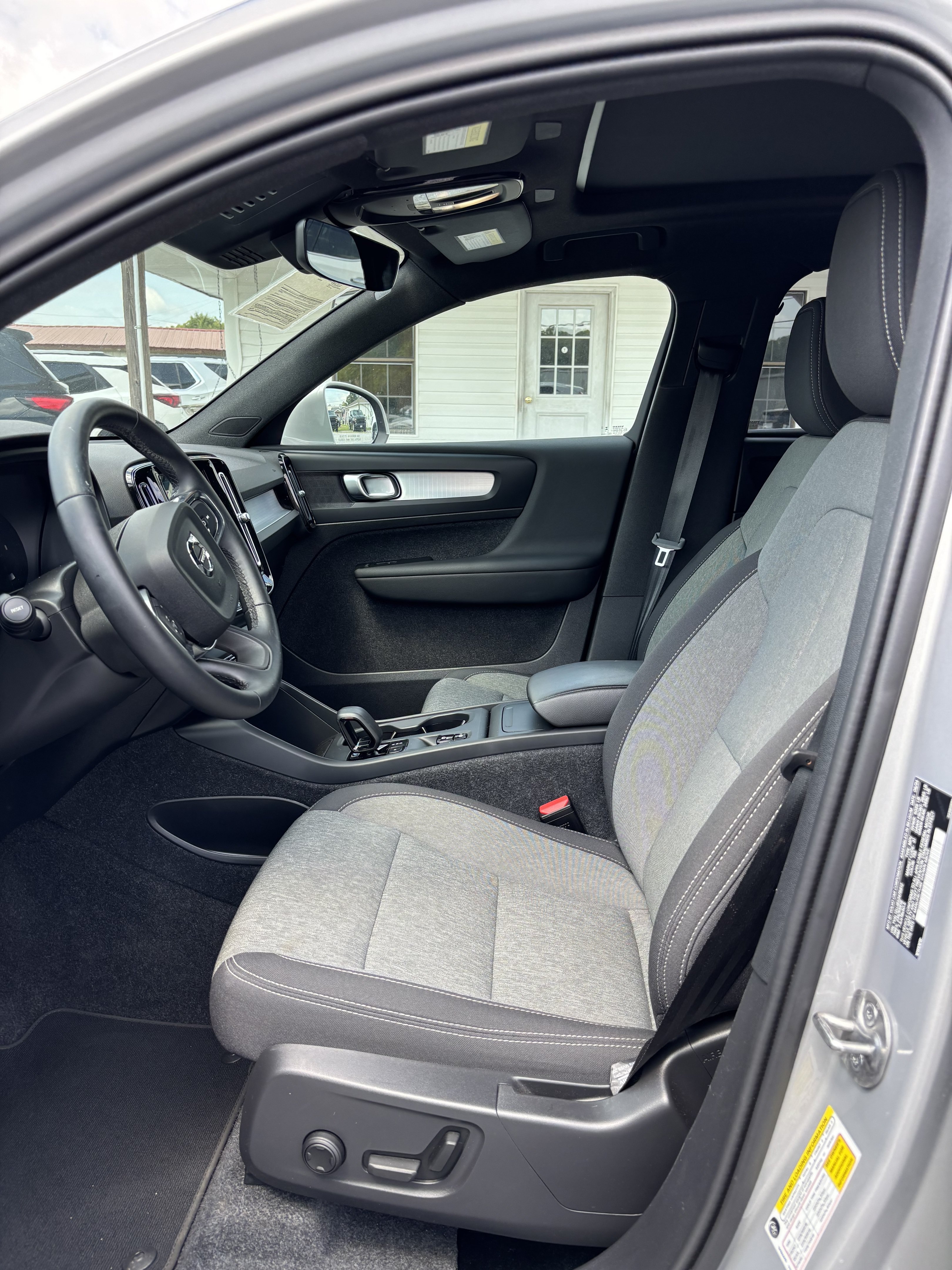 Used 2025 Volvo XC40 B5 Core AWD/4WD image 6
