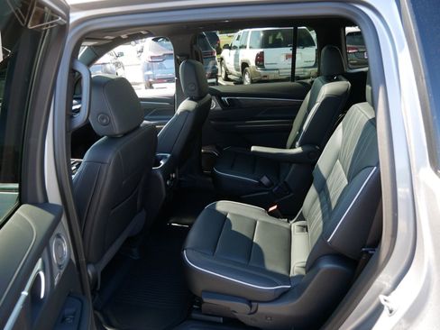 Used 2025 Buick Enclave Avenir w/ Super Cruise Package AWD/4WD image 10