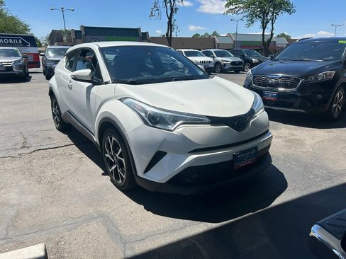 Used 2018 Toyota C-HR XLE FWD image 2