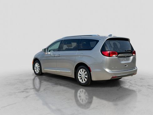 Used 2018 Chrysler Pacifica Touring-L FWD image 5